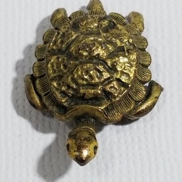 Vintage brass tortoise brooch 1"x7/8" - Picture 5 of 15